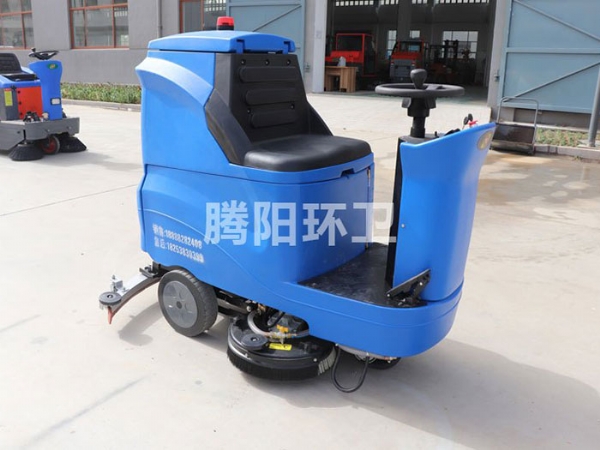 駕駛式洗地機(jī)減少地面磨損的方法