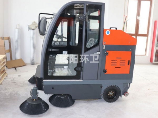 騰陽駕駛式掃地車，性能穩(wěn)定，清掃寬度達(dá)1900mm